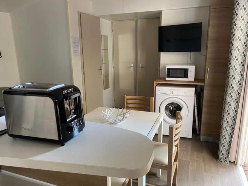 Mobilhome Vias Plage Dans Camping Exterior foto